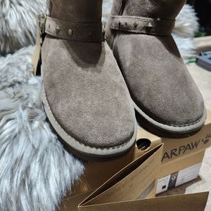 Bearpaw Imani NWT Pull-on Ankle Bootie Womens 9 Seal Brown  or 9 Charcoal Suede